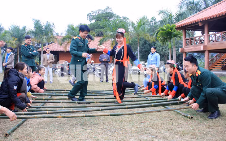 Bộ đội và dân bản giao lưu văn nghệ tại Nhà Văn hóa bảo tồn người Dao Thanh Y xã Bằng Cả, TP Hạ Long (1-2020). Ảnh: Gia Đồng (CTV)