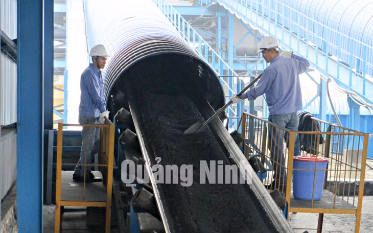 Công ty Giám định than - TKV thực hiện lấy mẫu kiểm định chất lượng than qua hệ thống băng tải ống tại Nhà máy Nhiệt điện than Mông Dương. Ảnh: Việt Cường
