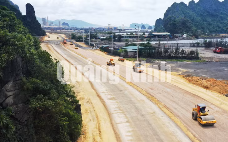 Thi công tuyến đường bao biển Hạ Long - Cẩm Phả (7-2020). Ảnh: Đỗ Phương