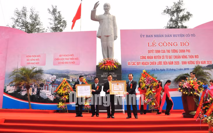 Ngày 18-3, Phó Thủ tướng Vũ Văn Ninh trao Quyết định của Thủ tướng Chính phủ công nhận đạt chuẩn NTM cho huyện Cô Tô. Ảnh: Ngọc Hà