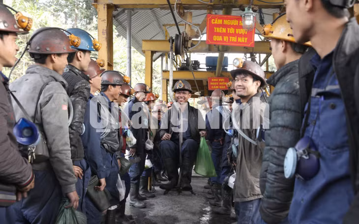 Hệ thống tời cáp chở người được Công ty lắp đặt giúp thợ lò có thể dễ dàng di chuyển trong đường lò (1-2018). Ảnh: Khánh Giang