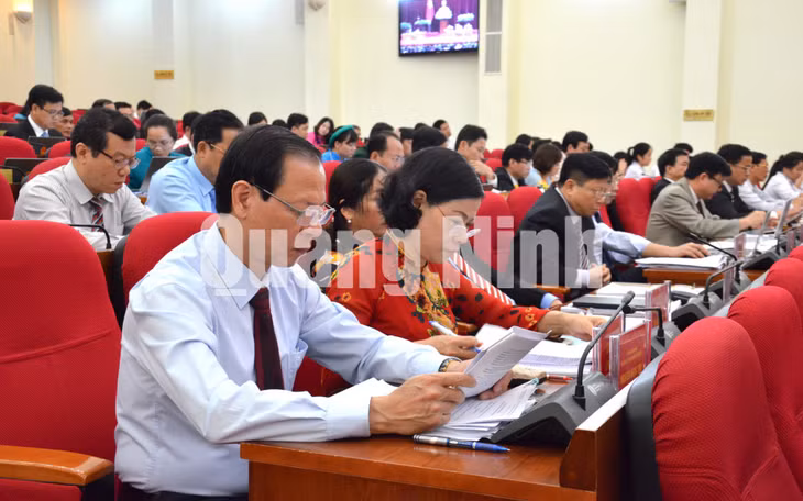 Các đại biểu nghiêm túc nghiên cứu tài liệu trong kỳ họp.