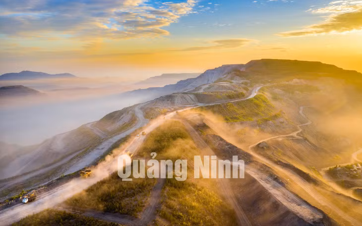 Nắng sớm mỏ than. Ảnh: Thành Chung