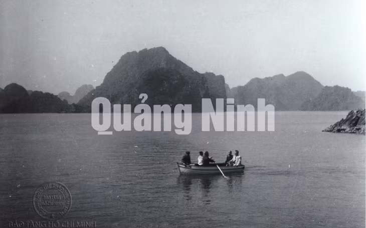 Chủ tịch Hồ Chí Minh cùng G.Titov và Đại sứ Liên Xô tại Việt Nam ngồi xuồng do đích thân G.Titov chèo, ghé vào hòn đảo trên Vịnh Hạ Long mà sau đó được Người đặt tên là đảo G.Titov.