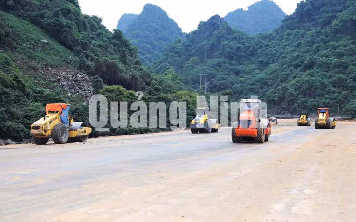 Thi công hạng mục nền đường K95 (4-2020). Ảnh: Đỗ Phương
