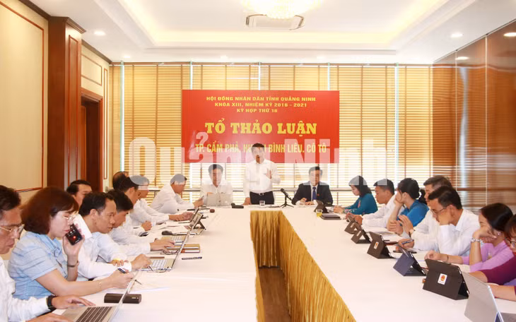 Đại biểu thảo luận tại tổ, tham gia ý kiến vào các báo cáo, tờ trình (7-2020). Ảnh: Đỗ Phương