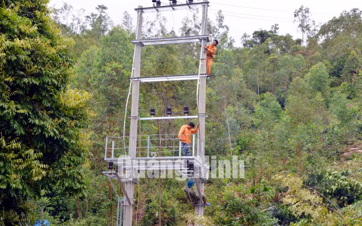 Công nhân Công ty CP Ứng dụng và Phát triển CNTT lắp đặt trạm biến áp Nà Sắn tại xã Bản Sen.