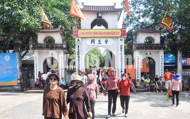 Người dân nô nức đi Lễ hội (10-2017). Ảnh: Minh Hà