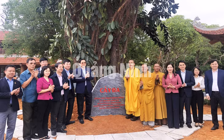 Đồng chí Phạm Minh Chính trồng cây lưu niệm tại chùa Quỳnh Lâm (10-2020). Ảnh: Minh Đức