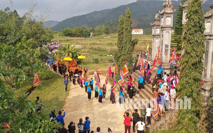 Lễ rước thành hoàng Hoàng Cần (2-2019). Ảnh: Hùng Sơn