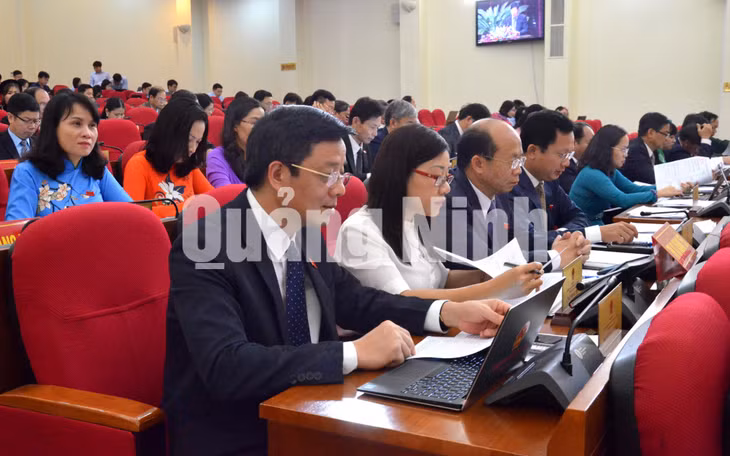 Các đại biểu nghiên cứu tờ trình, dự thảo nghị quyết tại Kỳ họp.