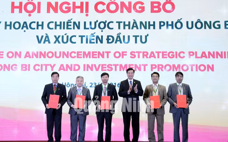 Đồng chí Nguyễn Đức Long, Chủ tịch UBND tỉnh trao Giấy chứng nhận đầu tư cho các nhà đầu tư.