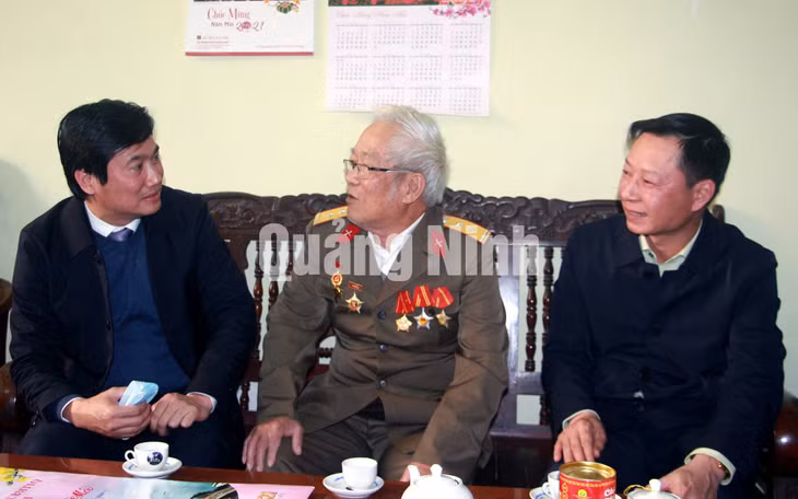 Chủ tịch UBND tỉnh Nguyễn Tường Văn chúc Tết hộ gia đình ông Vũ Minh Tương, thương binh hạng 44 tại phường Ka Long, TP Móng Cái (1-2021). Ảnh: Mạnh Trường