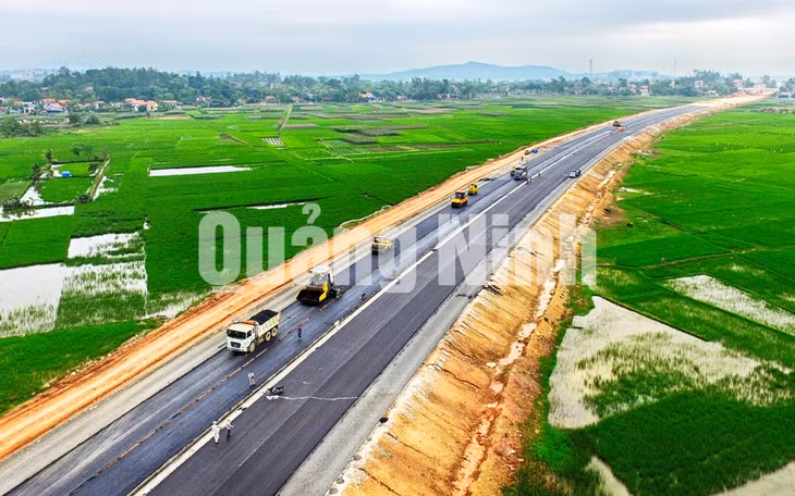 Thi công thảm nhựa nền đường cao tốc Hạ Long - Hải Phòng tại gói thầu XL-02 (4-2017). Ảnh: Đỗ Phương