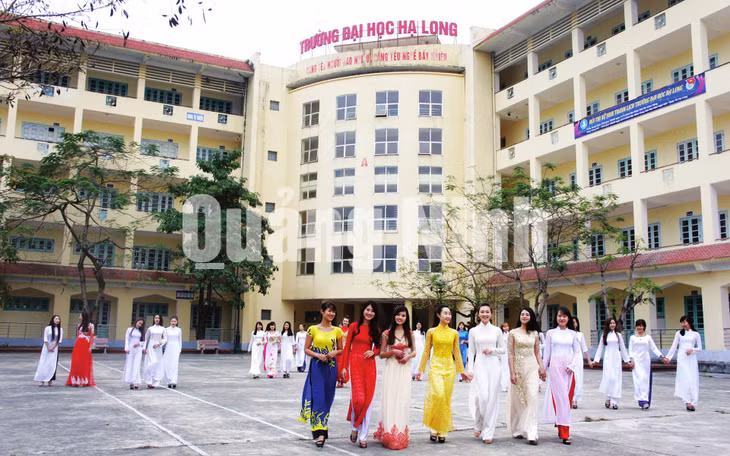 Các nữ sinh Trường Đại Học Hạ Long. Ảnh: Lan Anh