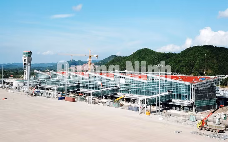 Thi công nhà ga hành khách thuộc Cảng Hàng không quốc tế Quảng Ninh (6-2018). Ảnh: Đỗ Phương