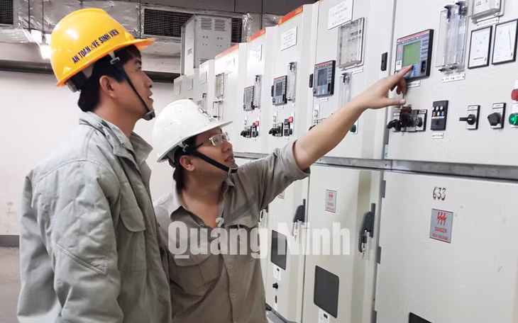 Công nhân Nhà máy Nhiệt điện Uông Bí kiểm tra thiết bị đảm bảo phát điện an toàn. Ảnh: Thanh Hằng