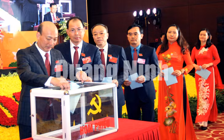 Các đại biểu tiến hành bầu Ban Chấp hành Đảng bộ TKV lần thứ III, nhiệm kỳ 2020 - 2025 (7-2020). Ảnh: Quốc Thắng