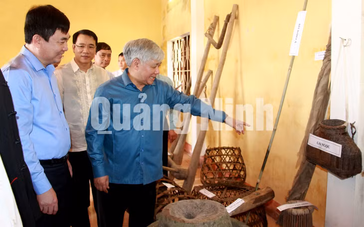 Các đại biểu tham quan khu trưng bày các công cụ sản xuất nông nghiệp của người dân tộc Sán Dìu tại xã Bình Dân (11-2019). Ảnh: Mạnh Trường