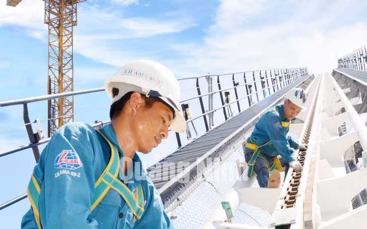 Thi công công trình Cung quy hoạch, hội chợ và triển lãm tỉnh Quảng Ninh. Ảnh: Đỗ Phương