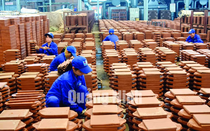 Hoàn thiện sản phẩm gạch, ngói tại Nhà máy gạch Tiêu Giao (Công ty CP Viglacera). Ảnh: Thanh Hằng