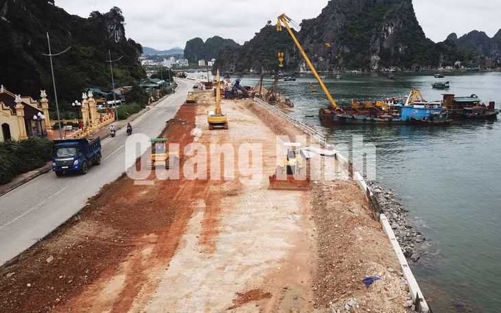 Thi công đắp đất, lu lèn, thảm bê tông nhựa (7-2019). Ảnh: Đỗ Phương