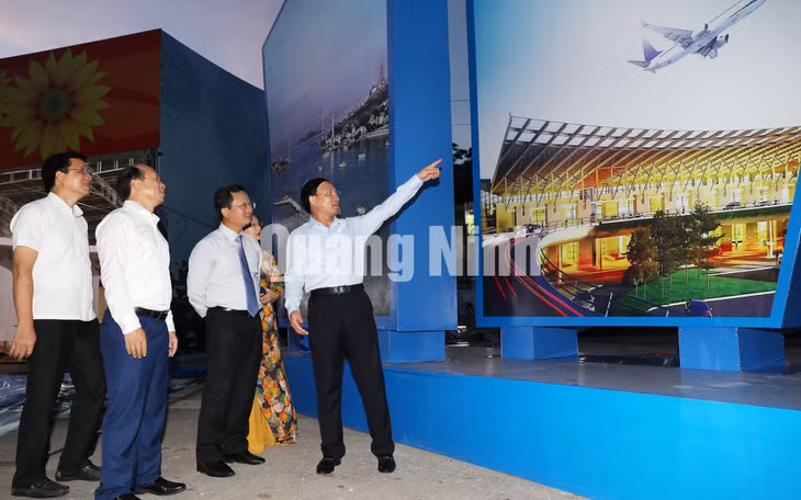 Đồng chí Bí thư Tỉnh ủy kiểm tra Trung tâm triển lãm được đặt tại Trung tâm Tổ chức hội nghị tỉnh (9-2020). Ảnh: Đỗ Phương