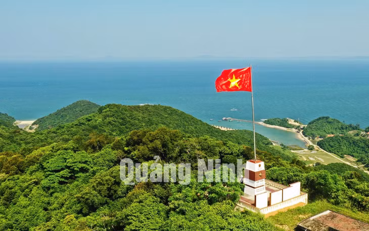 Cột cờ đảo Trần (9-2020). Ảnh: Hùng Sơn