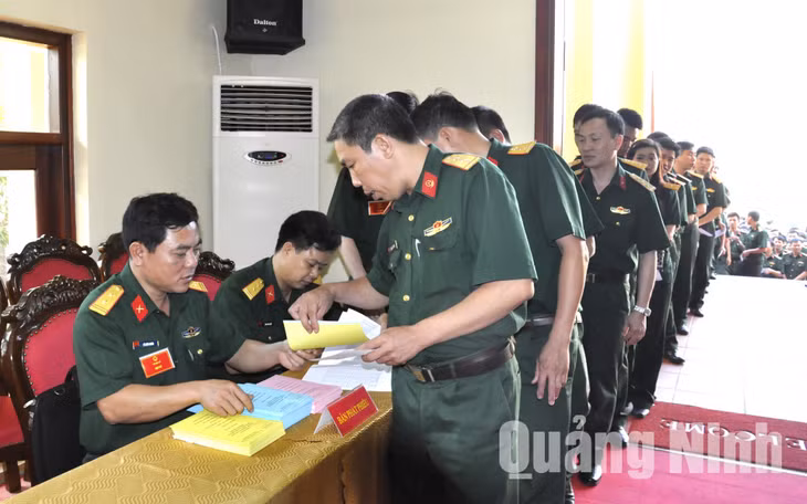 Cán bộ, chiến sĩ Bộ CHQS tỉnh tham gia bầu cử tại khu vực bỏ phiếu số 13 trên địa bàn phường Bãi Cháy (TP Hạ Long). Ảnh: Lưu Linh