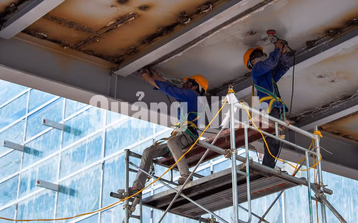 Hoàn thiện bề mặt kết cấu. Ảnh: Thành Chung