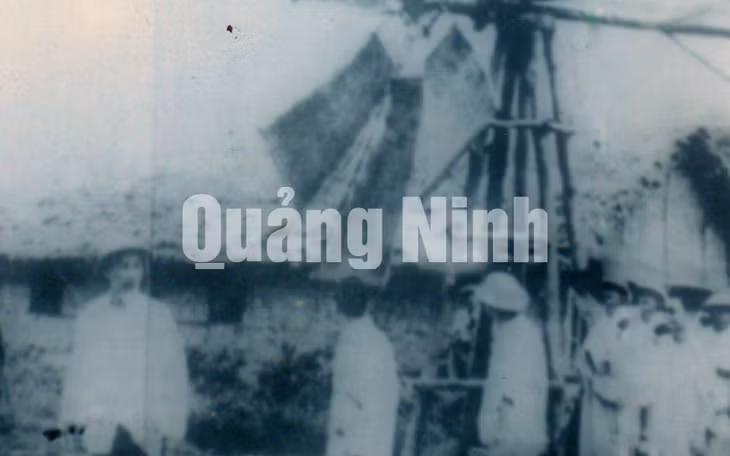 Chủ tịch Hồ Chí Minh thăm hỏi đời sống người dân trên đảo Cô Tô.