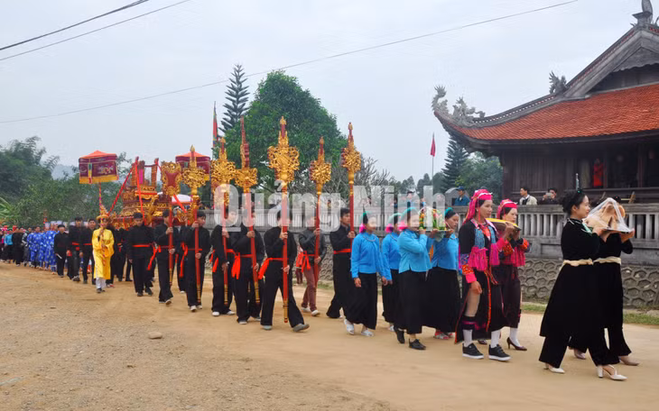 Đám rước linh vị Thành hoàng của dân tộc Tày (huyện Bình Liêu) (2-2017). Ảnh: Đại Dương