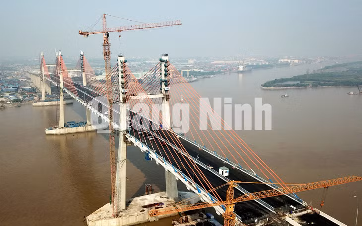 Thi công cầu Bạch Đằng (8-2018). Ảnh: Đỗ Phương