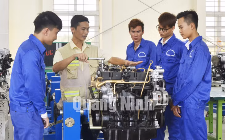 Sinh viên lớp cao đẳng nghề công nghệ ô tô khoá 1 thực hành tại xưởng của nhà trường. Ảnh: Phương Thúy