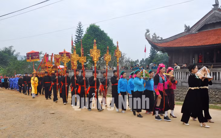 Đám rước linh vị Thành hoàng (huyện Bình Liêu) như một bức tranh về trang phục các dân tộc. Ảnh: Đại Dương