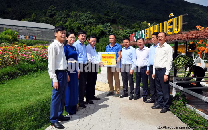 Các đồng chí lãnh đạo Tỉnh ủy, HĐND, UBND tỉnh tặng quà, động viên HTX Hoa Bình Liêu (9-2020). Ảnh: Minh Hà