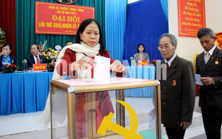 Các đại biểu bỏ phiếu bầu Bí thư Chi bộ khu 1, phường Trưng Vương, TP Uông Bí (1-2020).