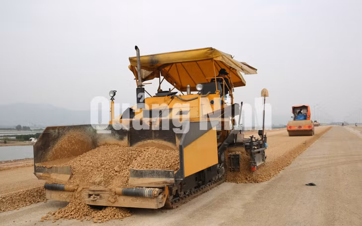 Thi công nền đường bù tiến độ tuyến cao tốc Hạ Long- Cầu Bạch Đằng (12-2017). Ảnh: Đỗ Phương