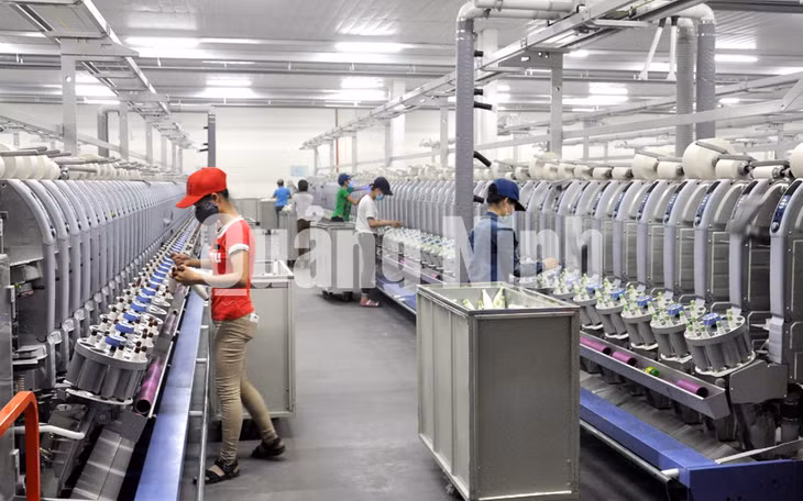 Sản xuất sợi tại Phân xưởng kéo sợi số 1 Công ty TNHH Khoa học kỹ thuật Texhong Ngân Hà (3-2016). Ảnh: Hữu Việt
