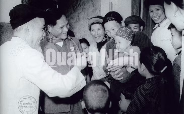 Chủ tịch Hồ Chí Minh chúc Tết gia đình ông bà Trần Mộc Sinh, dân tộc Hoa ở thôn Khe Cát, xã Minh Thành, huyện Yên Hưng (nay là TX Quảng Yên) (2-2-1965).