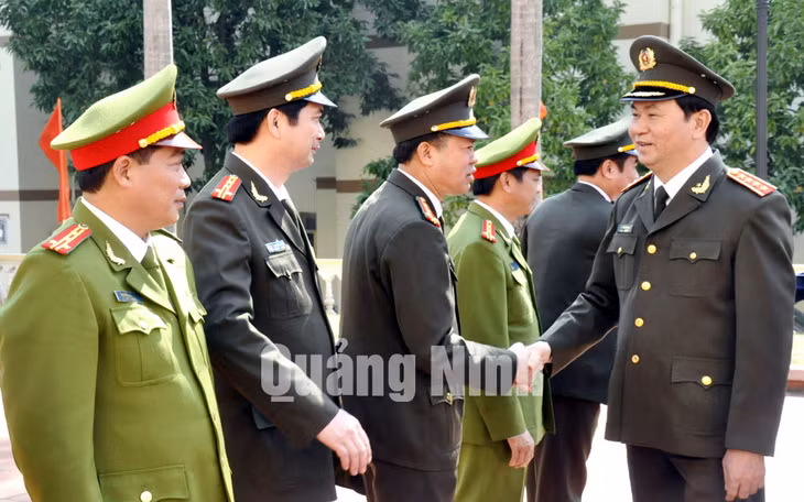 Đại tướng Trần Đại Quang duyệt đội ngũ và thăm CBCS Công an Quảng Ninh. Ảnh Tuấn Hương