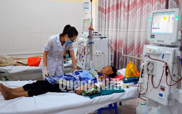 Người bệnh chạy thận nhân tạo tại Bệnh viện Đa khoa Khu vực Móng Cái (Cơ sở 2) (5-2019). Ảnh: Nguyễn Hoa