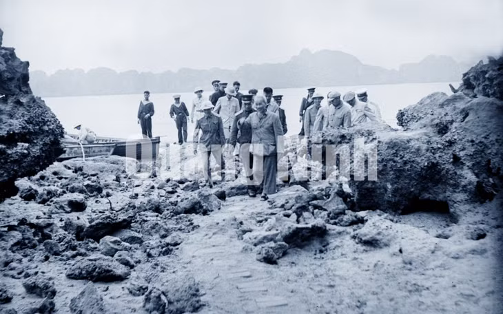 Chủ tịch Hồ Chí Minh thăm đảo Hòn Rồng trên Vịnh Hạ Long (31-3-1959).