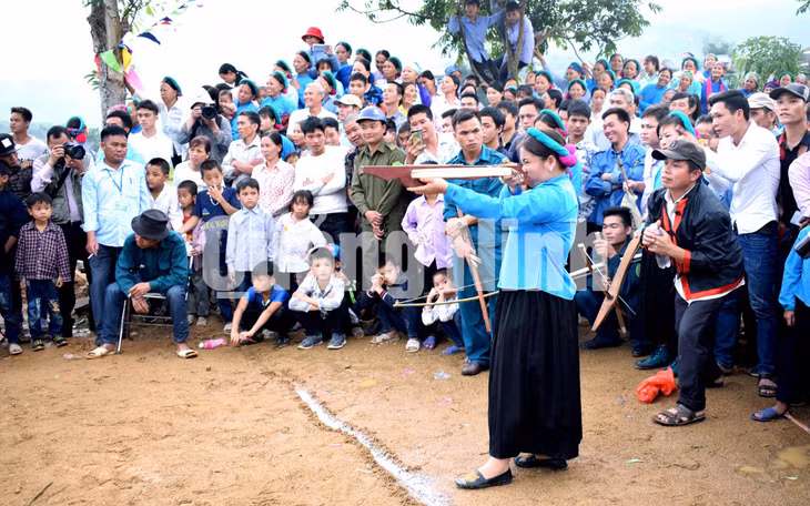 Thi bắn nỏ dành cho các chị em tại trong Lễ hội văn hoá, thể thao dân tộc Sán Chỉ huyện Tiên Yên lần thứ XIII - 2019. Ảnh: Công Thành