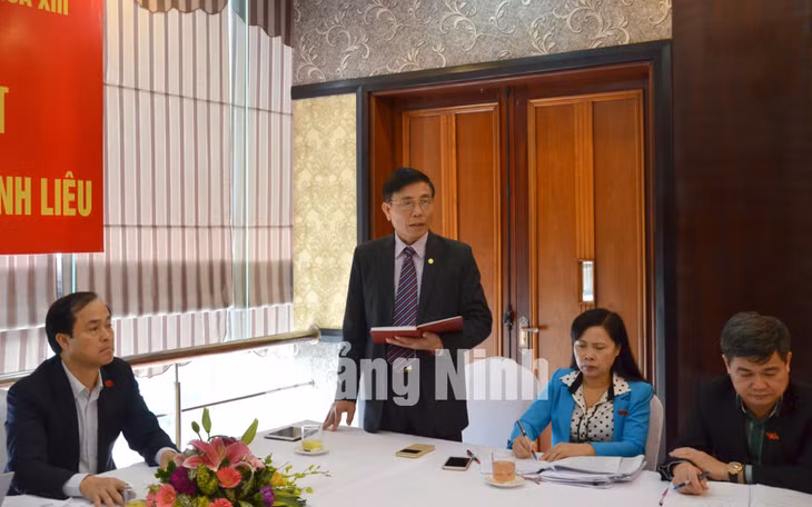 Đại biểu Vũ Ngọc Giao, Trưởng Ban Tổ chức Tỉnh uỷ tham gia ý kiến về nội dung thu - chi ngân sách.