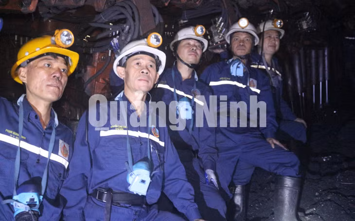 Giám đốc Công ty Than Quang Hanh đi hiện trường kiểm tra công tác lắp đặt dàn chống mềm ZRY tại đường lò (1-2018). Ảnh: Hồng Nga (Công ty Than Quang Hanh)
