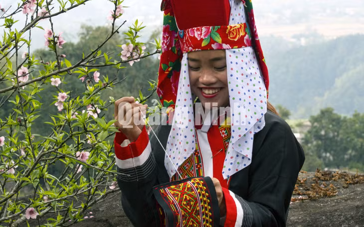 Thiếu nữ dân tộc Dao Thanh Phán (Bình Liêu) thêu trang phục truyền thống (3-2021). Ảnh: Dương Phương Đại