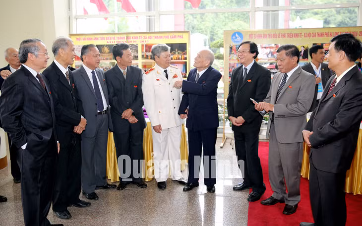 Các đồng chí nguyên là lãnh đạo tỉnh gặp mặt, trò chuyện bên lề Đại hội