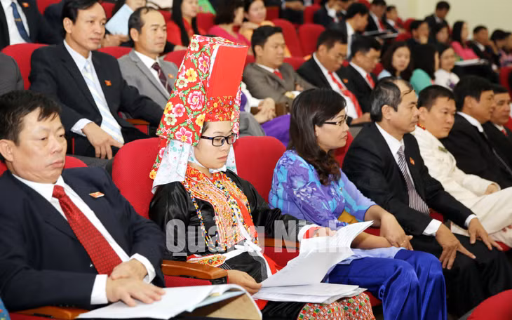 Các đại biểu nghe báo cáo chính trị tại Đại hội