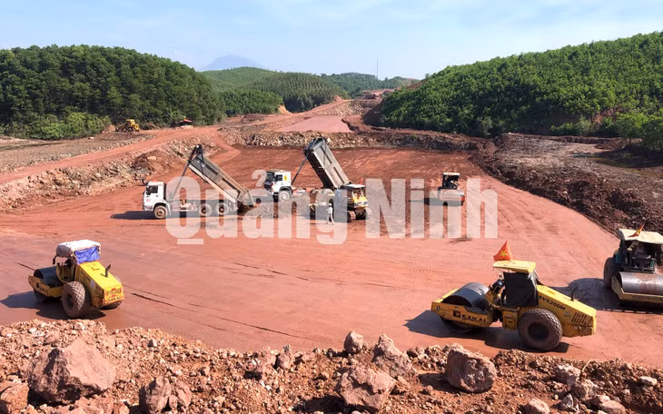 Thi công lớp nền đất đắp K95 35k (tuyến cao tốc Tiên Yên - Móng Cái) (12-2020). Ảnh: Đỗ Phương